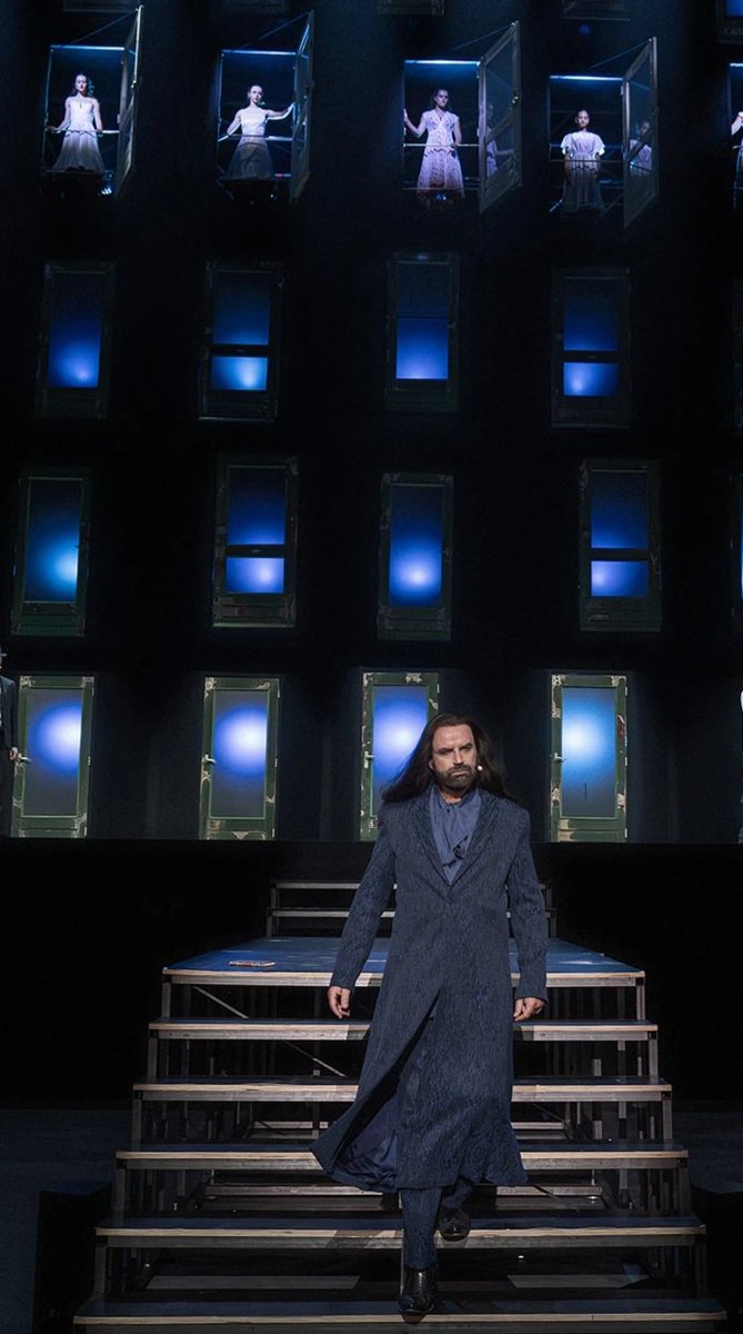 JoyceRoodnat's tweet photo. #HollandOpera presenteert een wondervol geënsceneerde, schitterend gezongen #BLUEBEARD. Met #NiekIdelenburg als een poppy  roofridder in een blauw kasteel en #ElisabethHetherington als zijn groupie.
#werkspoorkathedraal @hollandopera

Foto is van Holland Opera. https://t.co/sbpp1wd9OQ