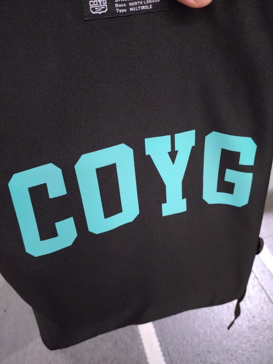 nabeyasu3's tweet image. 渋谷でこれを背負ってエスカレーターのってたら、若い海外の方から「Come On You Gunners！」って笑顔でグータッチ求められました！
現場からは以上です！

#XFA