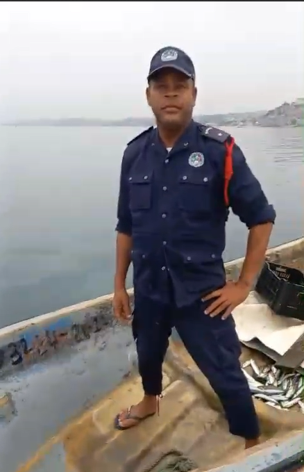 No Mussulo tem um justiceiro da Polícia Aduaneira Fiscal, à caça e a expor todos micheiros que fazem extorsão aos pobres pescadores.

Esse na foto é a última vítima do "eu sou o Cláudio, chefe das operações". Balão dele furou rápido, ficou nené.

Queremos mais Cláudios, porra!