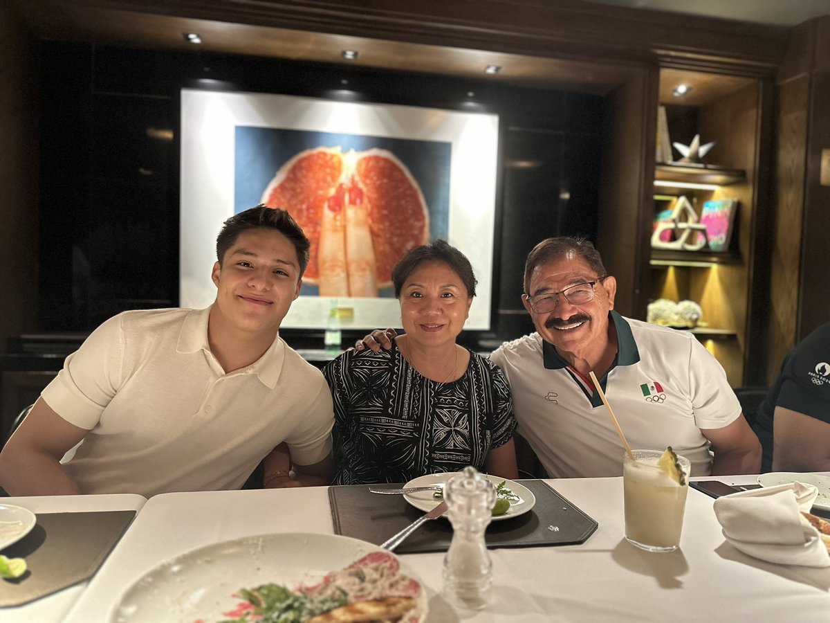 这才是一张特殊的照片… （1984年在奥运会上获得2枚🥇🥇奖牌的Raul 和2024年巴黎奥运获得🥇🥇2枚奖牌的osmar ，时隔40年）.  🎉🎉Gran amigo y  hijo chiquito.  Por 40 años. Especial fotos.  📸✅