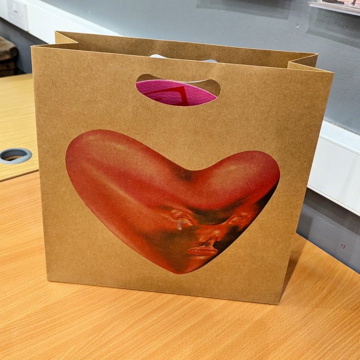 Vinyl Tap Records (@vinyltaprecords) on Twitter photo 🚨 COMPETITION TIME 🚨
We have a <a href="/fontainesdublin/">Fontaines D.C.</a> 'Romance' goody bag, with a slip mat, t-shirt, balloon & signed print, to give away!
To enter;
Like, Repost & Follow us
Purchase the album via bit.ly/fontainesVT for another entry
Winner announced 30.08.24 🚨 COMPETITION TIME 🚨
We have a <a href="/fontainesdublin/">Fontaines D.C.</a> 'Romance' goody bag, with a slip mat, t-shirt, balloon & signed print, to give away!
To enter;
Like, Repost & Follow us
Purchase the album via bit.ly/fontainesVT for another entry
Winner announced 30.08.24