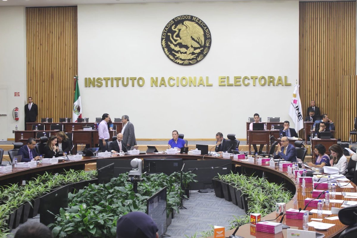 #FelizViernesATodos 
Hoy #Viernes 23 de agosto, día decisivo para el presente y futuro de #Mexico, hoy en las manos de 11 personas (Consejeros electorales del #INE),se decide el rumbo de este país,11 cabezas decidirán la #MayoriaCalificada para #Morena en el congreso de la unión