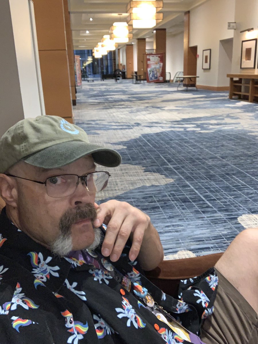 Dusty_Kat's tweet photo. Yes, I am already up. Yes it’s gonna be an epic day! I have 5 (count ‘em) panels or commitments today so you will be seeing a lot of me here @EverfreeNW ! Don’t miss “Behind the Actors Stable” interview with @DrewFrancis604 ! https://t.co/VkaVG5DOGy