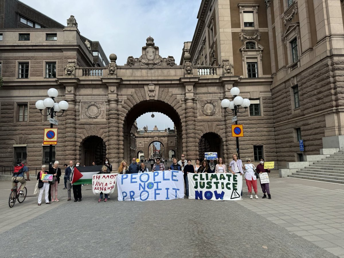 GretaThunberg's tweet image. Week 313. #ClimateJusticeNow #FridaysForFuture #PeopleNotProfit