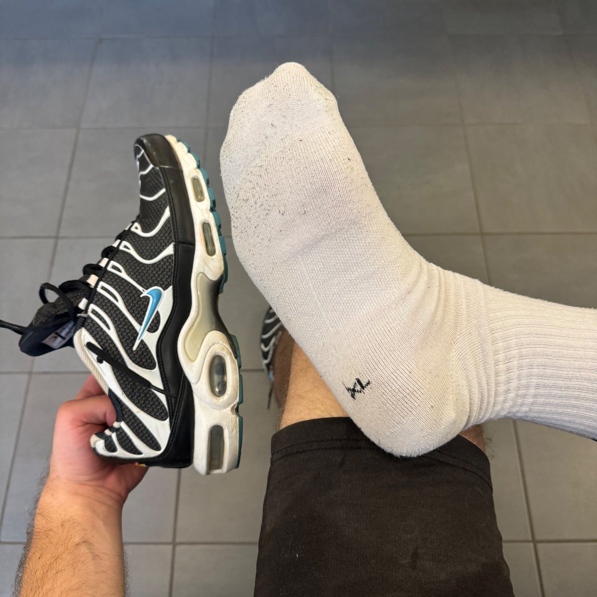 Wanna meet my massive foot? 🦶🏼