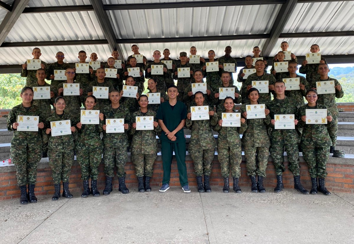 Ejercito_Disan's tweet photo. 🦉 La estrategia "Soldado BÚHO" sigue en marcha, enfocada en fortalecer la salud mental. En Santa Rosa de Cabal, #Risaralda, capacitamos y graduamos a soldados en primeros auxilios psicológicos, proyecto de vida para identificar y abordar factores de riesgos. #PorNuestrosSoldados https://t.co/JQeYxPaYWE