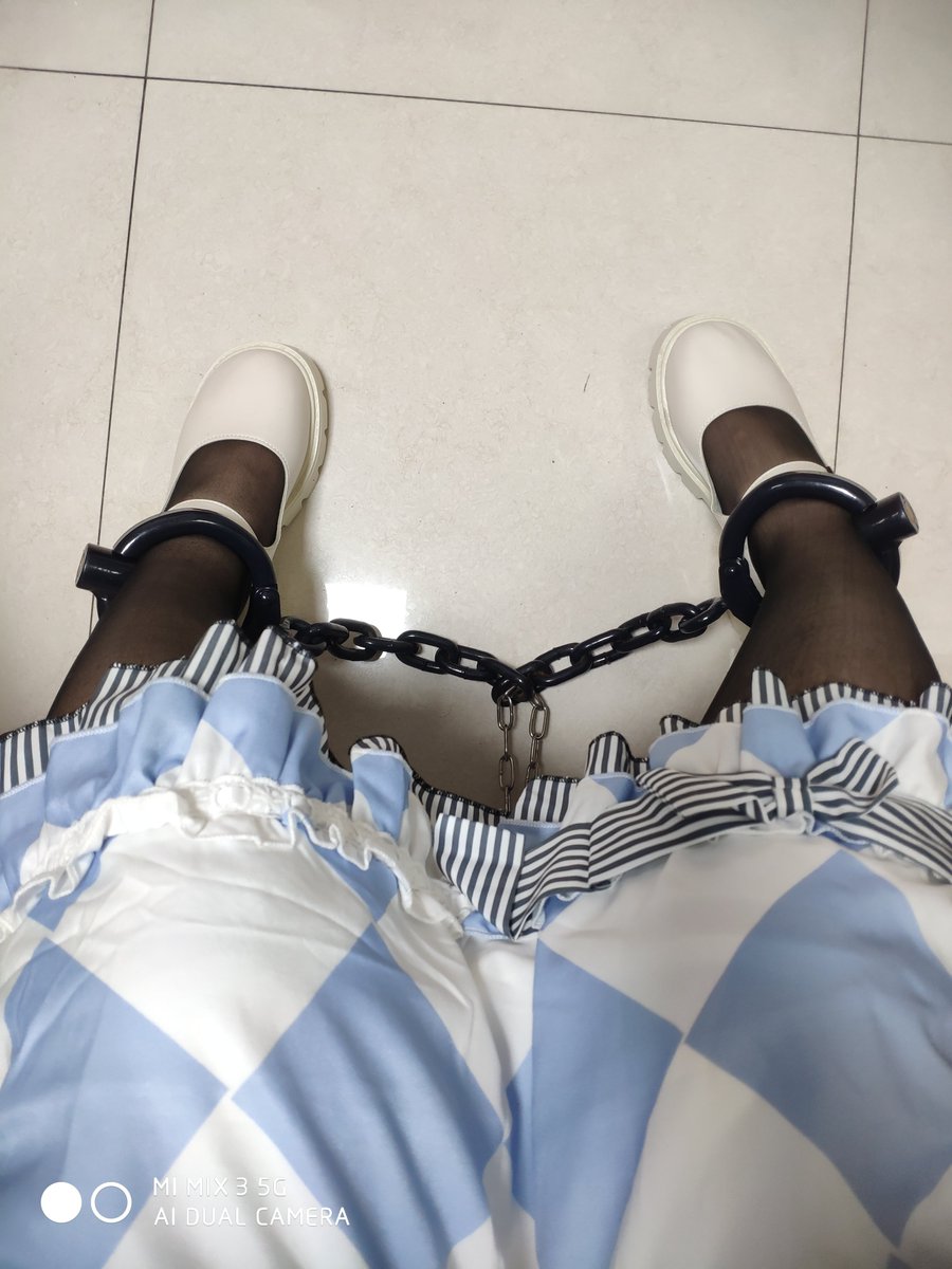 lnruz2's tweet photo. 刚刚发现松糕靴子特别搭这副脚镣，底够高，双腿并拢中间的链子也不会拖到地上，走路声响比较小；镣环刚好卡在鞋口处，更有拘束感。如果是普通小皮鞋，就需要栓一根腰绳了（虽然栓腰绳也很有感觉啦，手铐可以固定在腰上）#女囚 #脚镣 https://t.co/PkdU4nRzfj