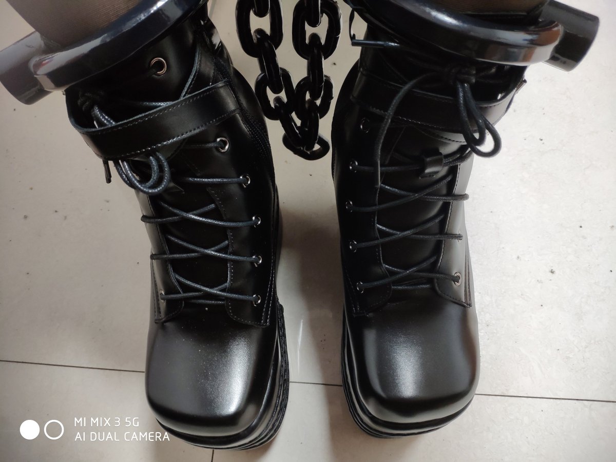 lnruz2's tweet photo. 刚刚发现松糕靴子特别搭这副脚镣，底够高，双腿并拢中间的链子也不会拖到地上，走路声响比较小；镣环刚好卡在鞋口处，更有拘束感。如果是普通小皮鞋，就需要栓一根腰绳了（虽然栓腰绳也很有感觉啦，手铐可以固定在腰上）#女囚 #脚镣 https://t.co/PkdU4nRzfj