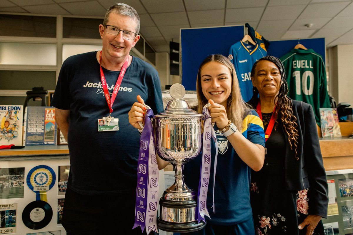 The appearance of <a href="/afcw_women/">AFC Wimbledon Women</a>'s player Rosie Russell, previously unseen 1988 FA Cup memorabilia, and an array of trophies, earned plenty of attention in Morden 👏

More details: tinyurl.com/ycfk88py

#AFCW 🟡🔵