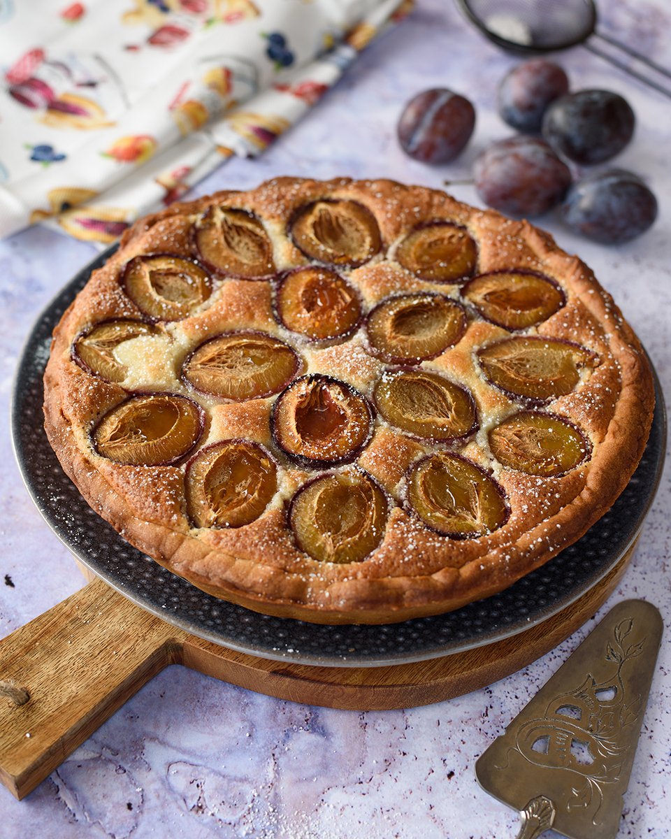 Bientôt l'heure du goûter : c'est le moment de se lancer dans cette irrésistible tarte aux prunes avec une crème à l'amande. 
C'est le bon moment pour profiter des prunes, bien sucrées et juteuses 😋
turbigo-gourmandises.fr/tarte-aux-quet…