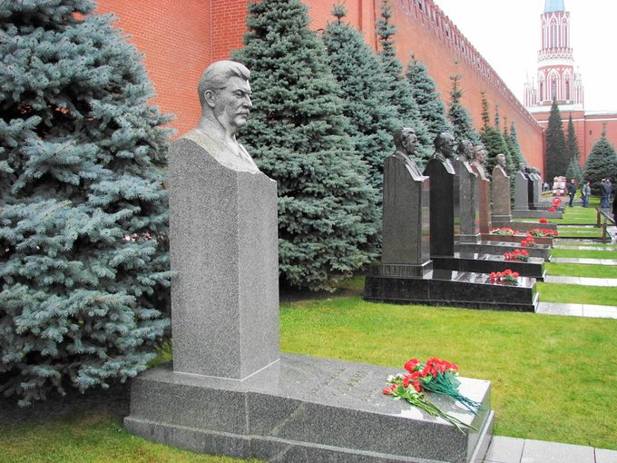 Мы должны знать, что тем, кто 30 лет грабил нашу Родину этот Пантеон Славы Красного проекта как гвоздь в глазу. И если желающие повоевать с прахом великих, уничтожат находящийся в сердце столицы нашей Родины памятник Красному проекту - СССР, то мы с вами тоже исчезнем, как народ.