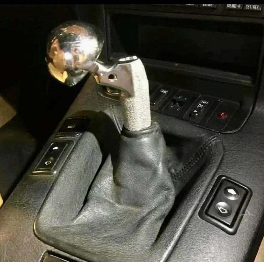 Da hat der Herr <a href="/Arthrosezentrum/">Orthopäde</a> wohl sein Auto mit Fremdmaterial gepimpt...
Knie war wahrscheinlich gerade aus..  

Quelle: medicaltalks #instagram