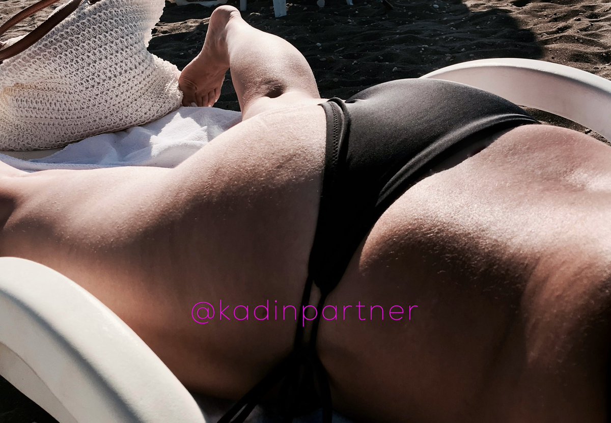 Burada “Whats’s happening?” yazıyordu. Ben de kendi kendime dedim ki; buraya bir siyah bikini bırakayım göstereyim bari what’s happening  🫠 iyi yapmış mıyım? 😇 
#siyahbikinicandır