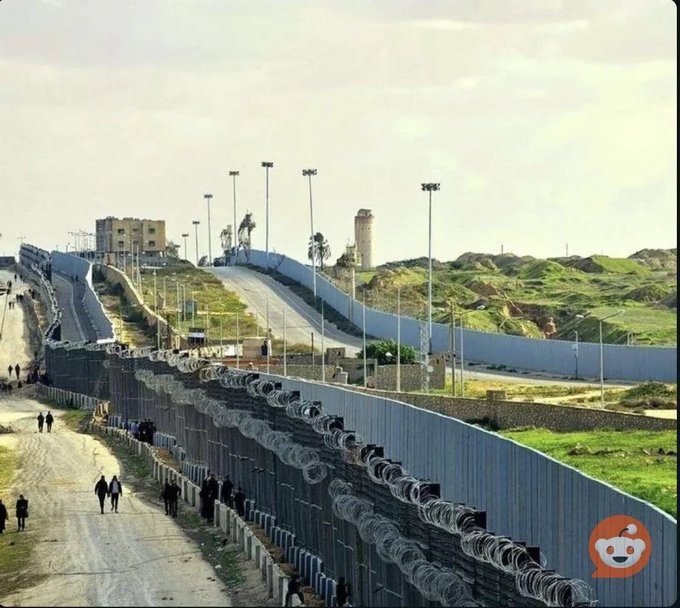 ACOM_es's tweet photo. Valla fronteriza que Egipto ha levantado con Gaza.
Los egipcios quieren mucho a sus hermanos musulmanes palestinos.
Los quieren bien lejos, entiéndase. https://t.co/KRPj9hrxm0