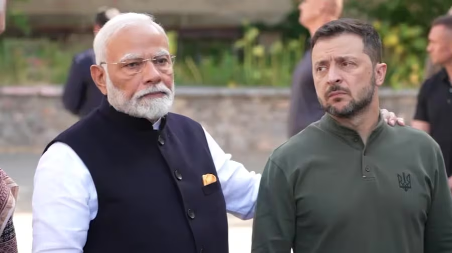 राष्ट्रपति जेलेंस्की के कंधे पर हाथ रख बात करते दिखे PM मोदी, रूस-यूक्रेन युद्ध के बीच पीएम मोदी के इस दौरे को काफी अहम माना जा रहा है
#UkraineRussiaWar