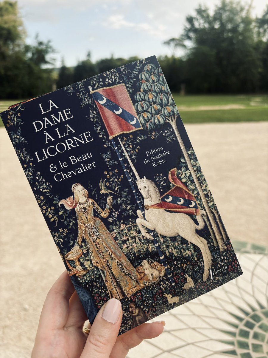 CharlineGuzik's tweet photo. La Dame à La Licorne 🦄 #VendrediLecture https://t.co/SEDfAcoDh0