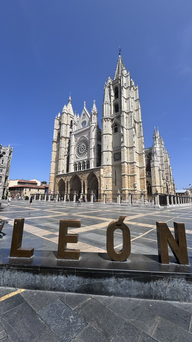TeaArabuli2's tweet photo. León es una ciudad con un rico patrimonio histórico y arquitectónico. A lo largo de los siglos, la ciudad ha sido un importante centro religioso, político y cultural, y esto se refleja en sus monumentos y edificios históricos. https://t.co/3WlPZb2ucs