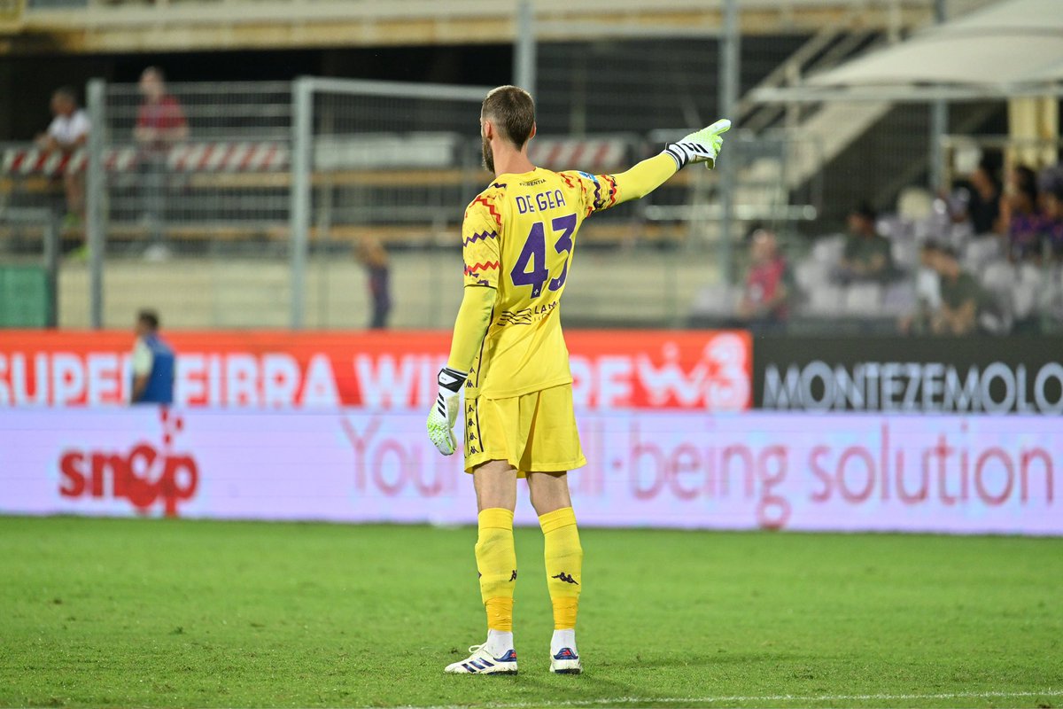 D_DeGea's tweet photo. What a feeling to be back, incredible but with lots of emotions and feelings.

I want to thank my family, friends and supporters of Fiorentina for the reception and look forward to the upcoming season to see what we can achieve together.
 
Che bella sensazione essere tornato! Incredibile e con un grane mix di emozioni e sentimenti!

Voglio ringraziare la mia famiglia, i miei amici e tutti i tifosi della Fiorentina per la grande accoglienza.  Ora guardiamo con ottimismo alla stagione appena iniziata per vedere cosa possiamo ottenere tutti insieme. 
Forza Viola 💜⚜️
