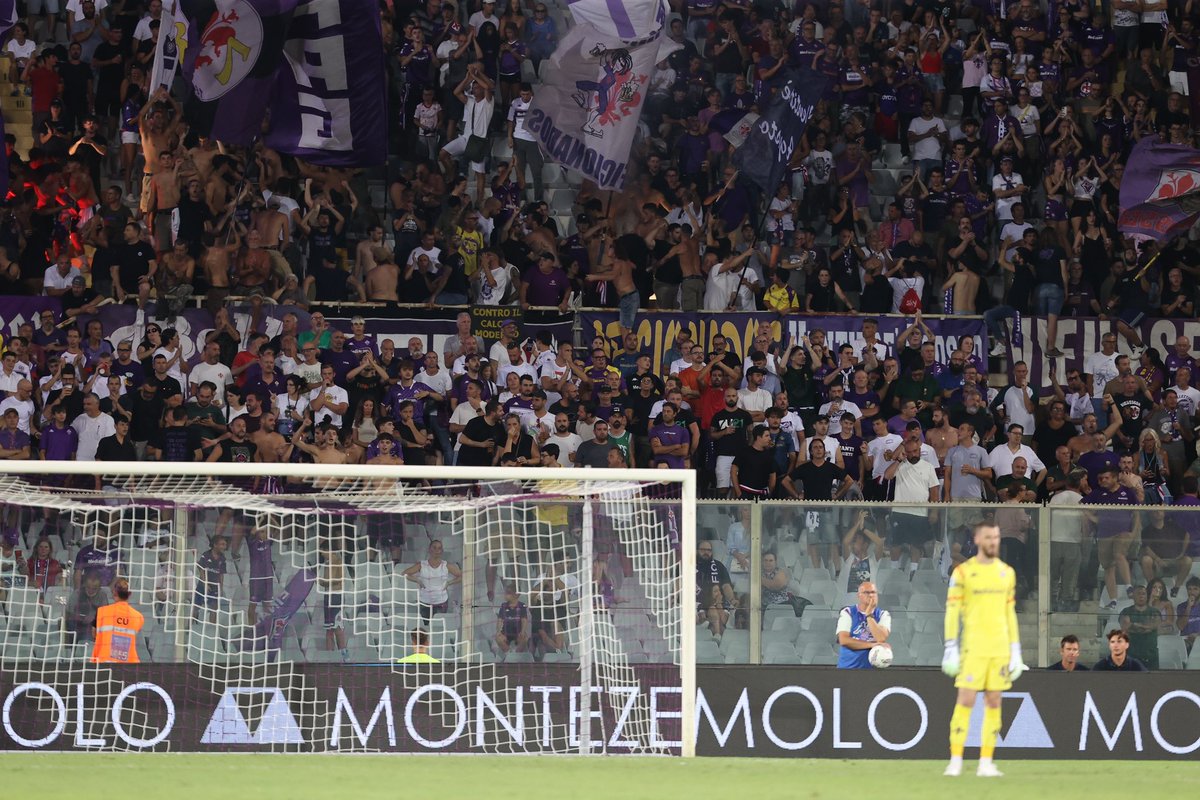 D_DeGea's tweet photo. What a feeling to be back, incredible but with lots of emotions and feelings.

I want to thank my family, friends and supporters of Fiorentina for the reception and look forward to the upcoming season to see what we can achieve together.
 
Che bella sensazione essere tornato! Incredibile e con un grane mix di emozioni e sentimenti!

Voglio ringraziare la mia famiglia, i miei amici e tutti i tifosi della Fiorentina per la grande accoglienza.  Ora guardiamo con ottimismo alla stagione appena iniziata per vedere cosa possiamo ottenere tutti insieme. 
Forza Viola 💜⚜️