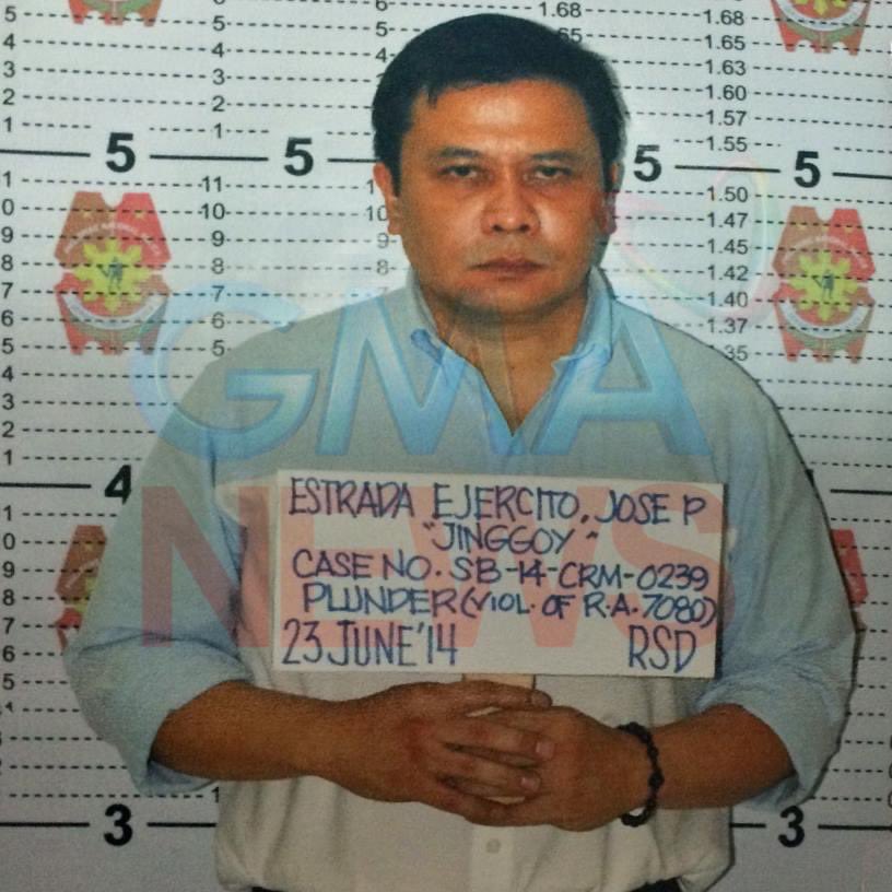 iskolarium's tweet photo. Never forgetiii.

Also, sino itong lalakeng ito?! Tumabi at humarap pa s'ya kay ateng unarmed civilian showing his gun?!

Imagine, if this wasn't caught in the video. SOBRANG GAGO???! https://t.co/MB7vV4kkiM