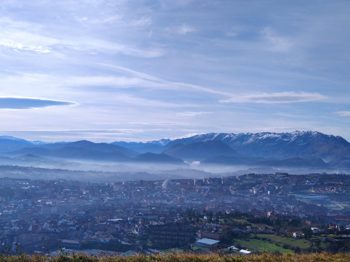 Otro imprescindible del verano (y en realidad de cualquier época) en Oviedo es subir al Monte Naranco y ver sus monumentos prerrománicos y sus impresionantes vistas. 
Toma nota 😉

#Oviedo #Naranco #Oviedoenverano