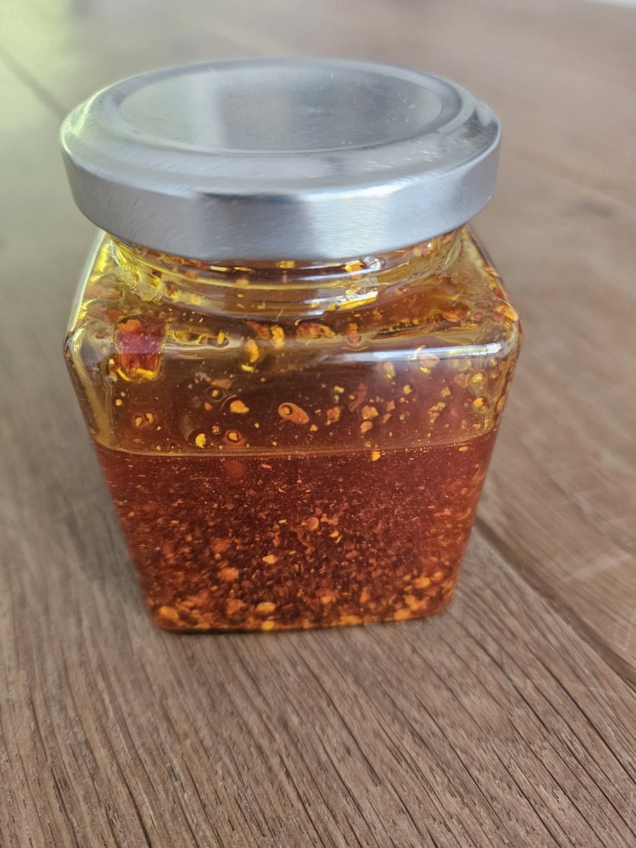 אני: שמעתי היום דוקטור לביוכימיה אומר שלאנשים עם טסטוסטרון גבוה יש יכולת להתמודד עם יותר חריף
היא: מצחיק שאתה אומר את זה כי הבאתי לך משהו