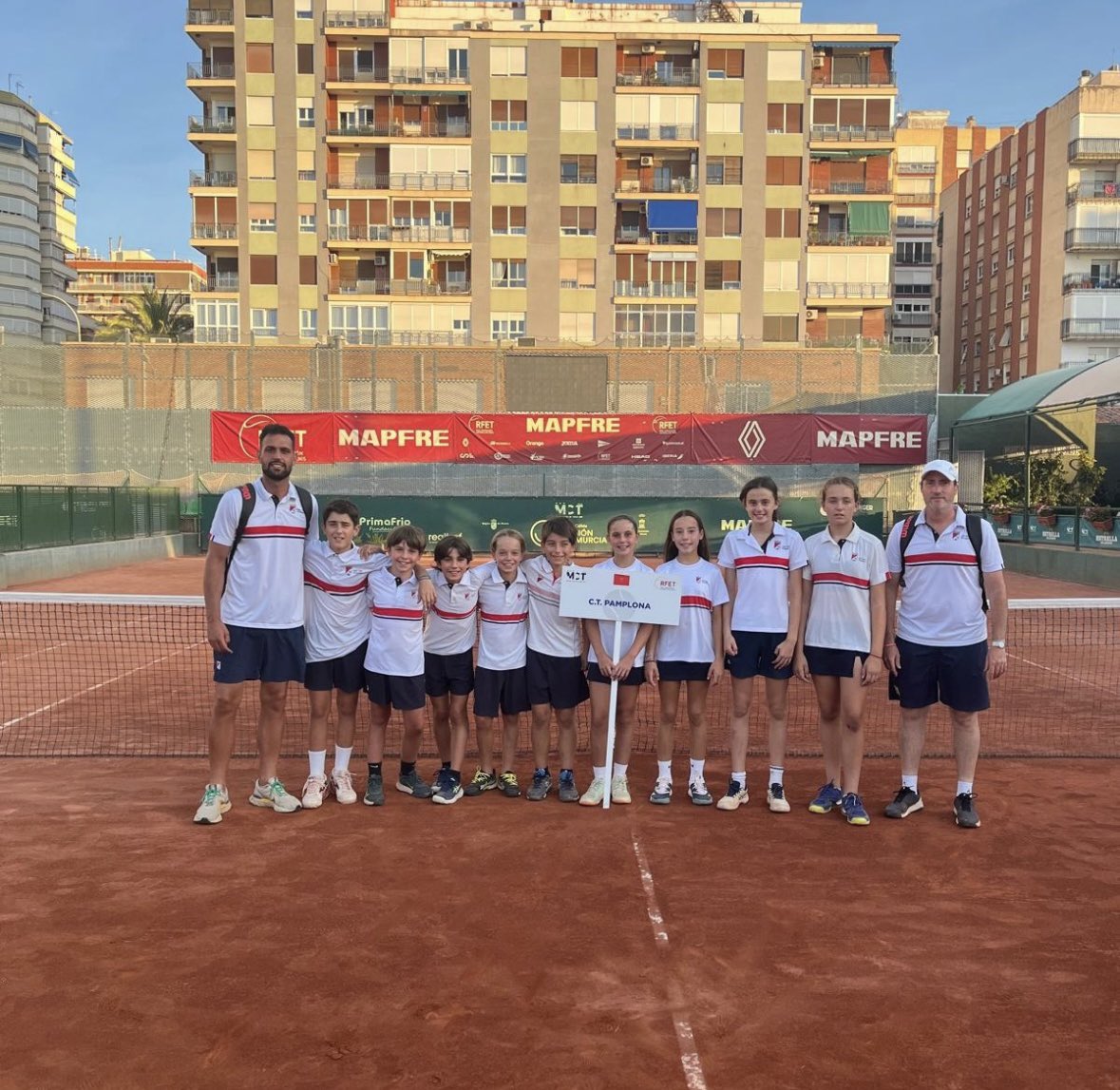 🤩 Las chicas del Club de Tenis Pamplona disputan hoy las SEMIFINALES del Campeonato de España Alevín por Equipos.

🫱🏻‍🫲🏼 Carlota y Sofía Legaria, Inés Benito y Martina Sanz
🫡 Jesús Rezusta

¡Suerte!

📸 <a href="/Tenis_pamplona/">Club Tenis Pamplona</a>