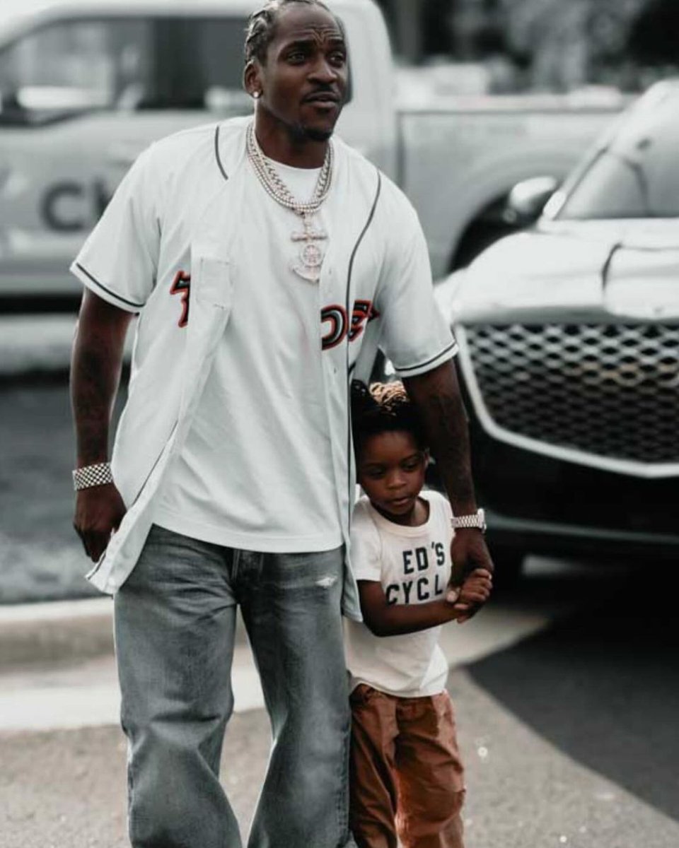 Muzikknow's tweet image. #PushaT na mtoto wake 👀