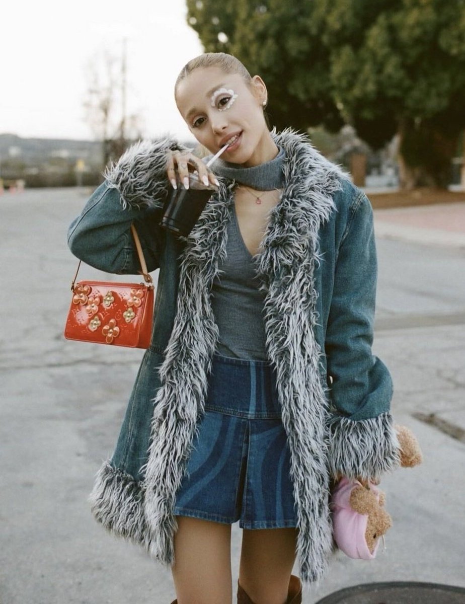 thearianahub's tweet photo. “we can’t be friends (wait for your love)” gained 2.87 million streams on global Spotify yesterday in its 168th day on the chart.

— For comparison, “7 rings” earned 1.7 million streams on the same day. https://t.co/oDYK9tgxVK