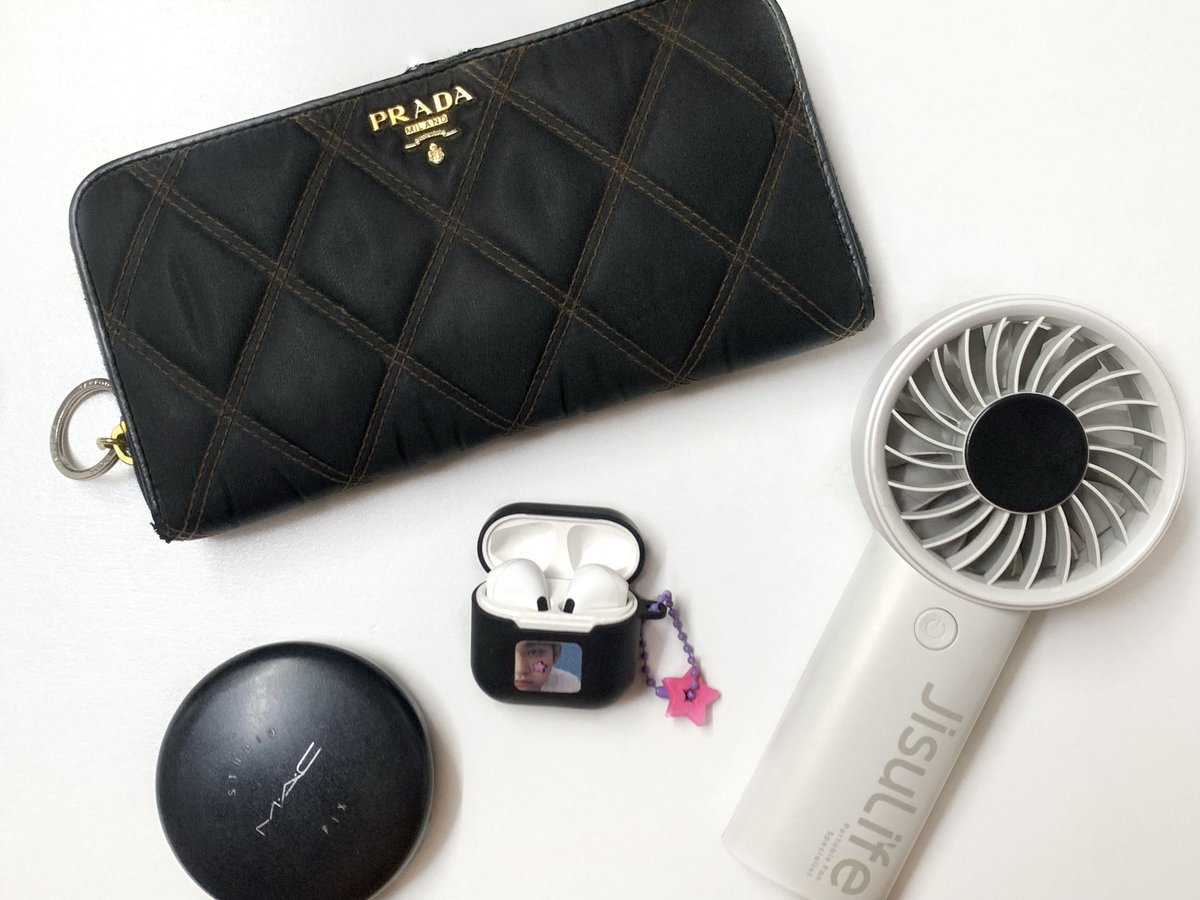 👜 𝘦𝘴𝘴𝘦𝘯𝘵𝘪𝘢𝘭𝘴 ✶⋆.˚