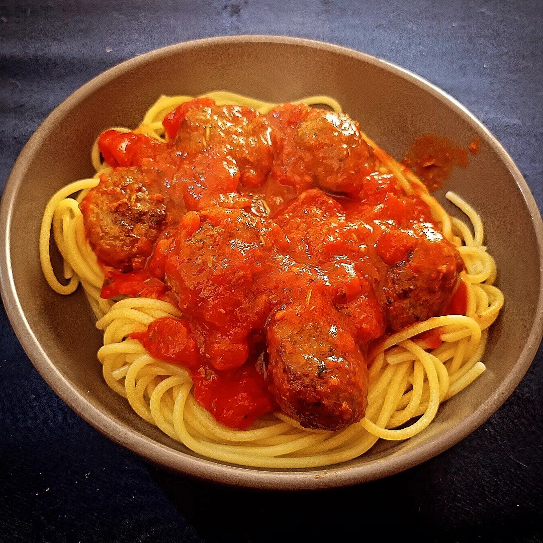 __Muttley__'s tweet photo. @guerillacricket food pron today for @messyjez is spaghetti and meatballs. https://t.co/qy1WKKsRYb