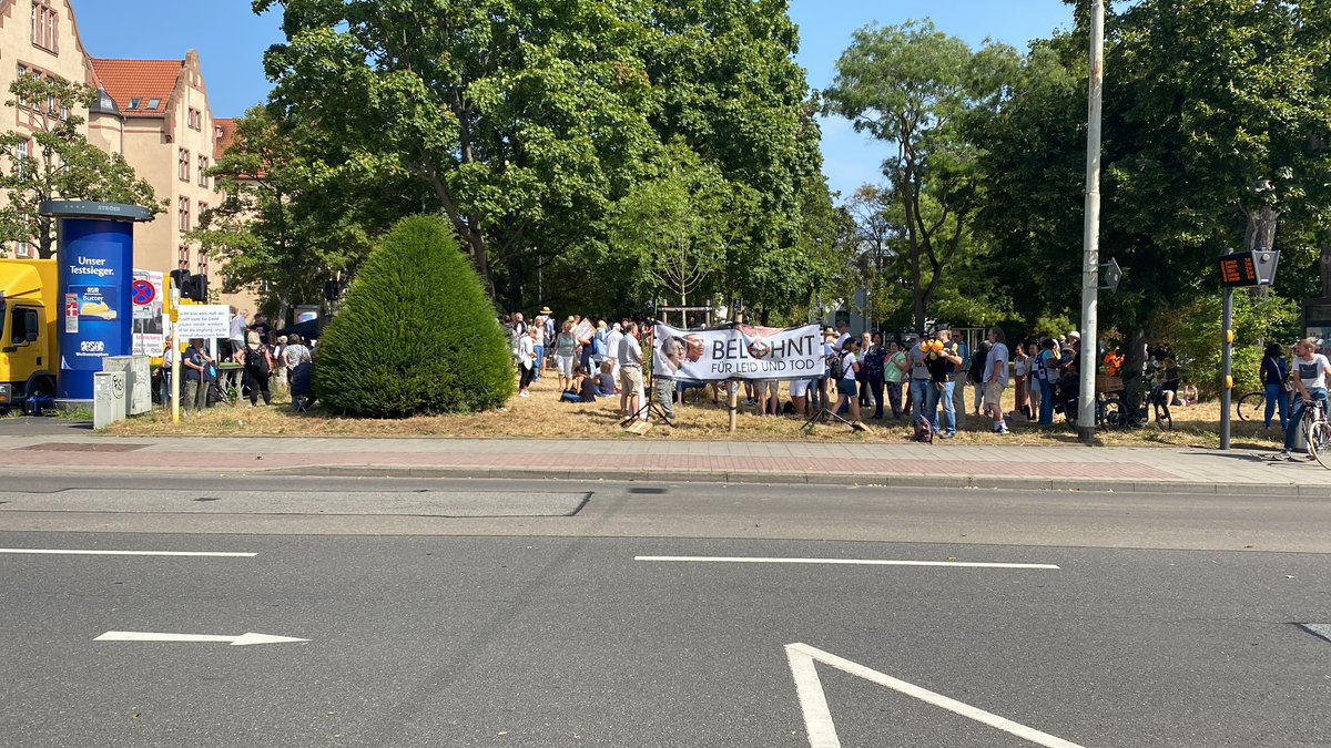 MaltusPanda's tweet image. Die Polizei droht damit, die Schwur – Demo in Mainz abzubrechen, weil die Teilnehmer nicht auf der Kundgebungfläche bleiben. 😀 #Mz2308