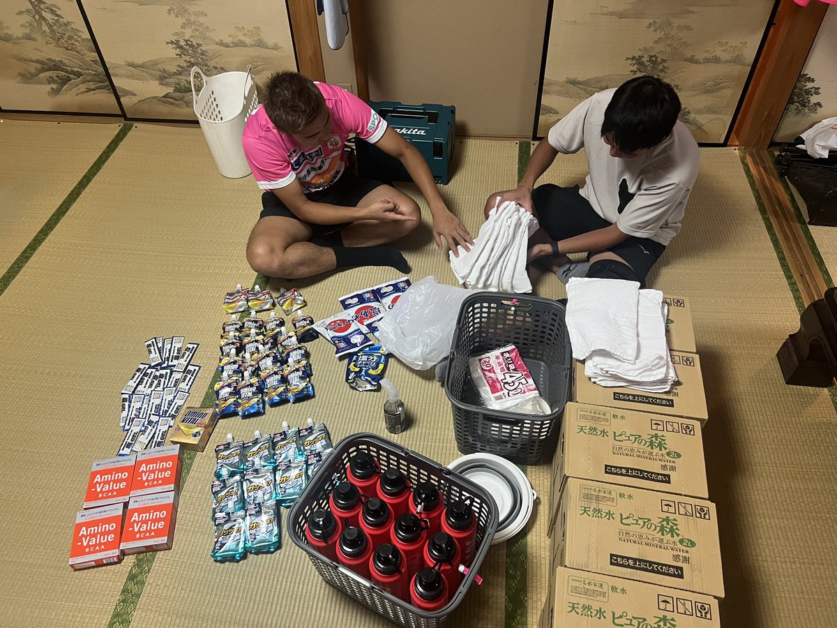baba_vbs's tweet photo. 明日の関西大会に向けて@mkazu8 さんと@ItsutoK419 と準備中‼️

遠方で昼の時間に試合ということもあってタオルや栄養剤など持っていくものも多いです😅

支えてくださるスポンサー企業様のおかげで充実した飲料や物品などがあるので明日はその環境に感謝をして試合に臨みます🔥

#ヴィアベンテン滋賀 https://t.co/TpWnkVJccV