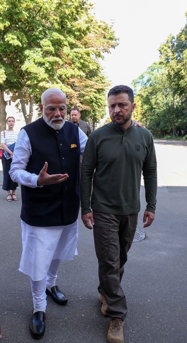 mr_desimanas's tweet photo. Modi Ji to Zelensky
- Ro mat bhai karte hai kuch jugad tere liye bi karte hai hum baat Putin se
#ModiInUkraine #ModiInPoland #Zelenskyy #ZelenskyyWarHero #Putin #Ukraine #UkraineRussiaWar https://t.co/jSLGE92YXh