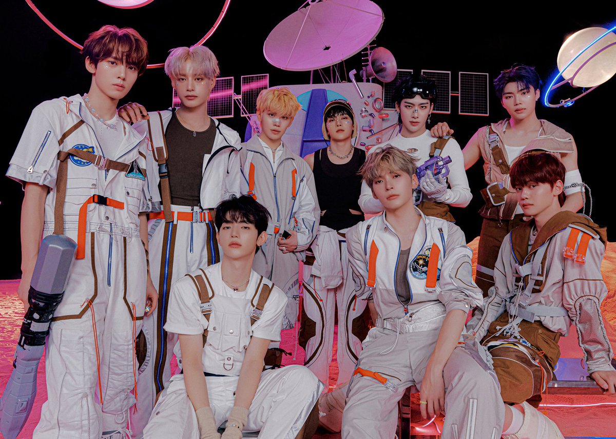 shanxbin's tweet photo. ⠀
⠀⠀Dressed in futuristic space-themed outfits, set against a vividly colored environment. The entire composition exudes a playful yet surreal vibe. Us, present, CINEMA PARADISE— blending elements of vintage 𝘀𝗰𝗶𝗲𝗻𝗰𝗲 𝗳𝗶𝗰𝘁𝗶𝗼𝗻 with modern aesthetics.⠀
⠀⠀ https://t.co/XG0DLwl9Kd