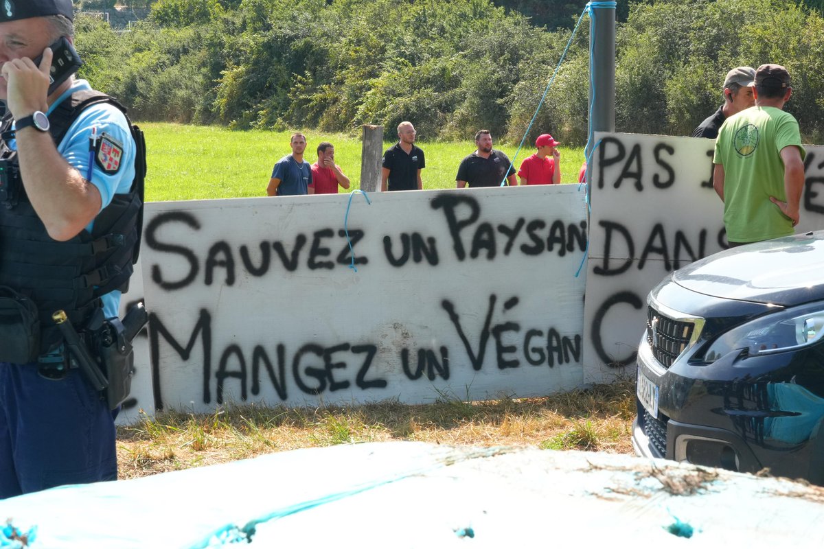 « Pas de végans dans nos campagnes», « écologie radicale, famine totale », 
« Sauvez un paysan, mangez un vegan » (humour).
Les agriculteurs qui défendent un modèle intensif veulent empêcher l’université d’été de la REV de se tenir à Ouches, près de Roanne. 
Ils empêchent les