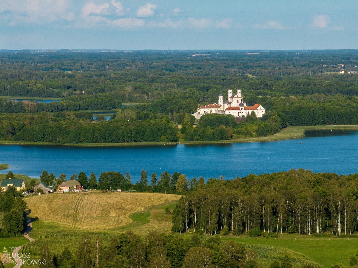 DroneUpPL's tweet photo. Pokamedulski Klasztor w Wigrach, widok od strony Leszczewka, teleobiektyw
#Suwalszczyzna #Wigry https://t.co/3XkGIN1Dq4