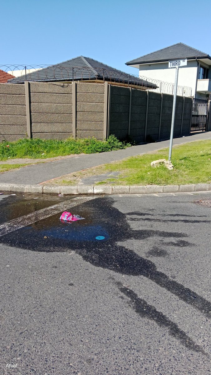 AtholWilliams's tweet photo. @CityofCT 
Please assist..

These 2 valves needs attention please..
C/o Station Road and Roscommon Road &amp; Third Road and Station Road, Heathfield https://t.co/KCRLq5BXFd