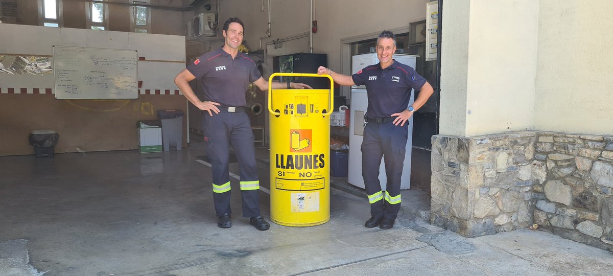 recologics's tweet photo. Aquesta compactadora de llaunes (model fabricat l'any 1994), segueix reciclant a ple rendiment al Parc de Bombers de #LaSeudUrgell.
Hem fet una foto per felicitar els #bombers, i recordar que la #sostenibilitat té molt a veure amb cuidar bé les coses.
@bomberscat @residuscat https://t.co/fR9wFyb1jl