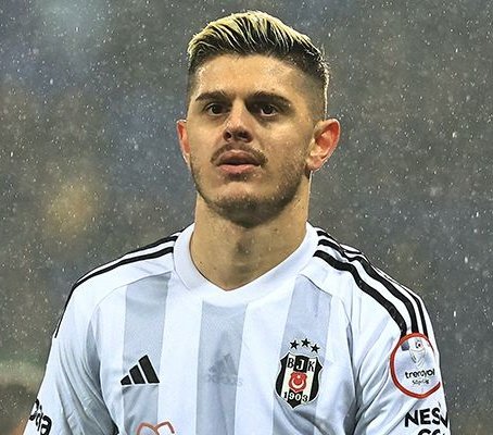 gregoryfact's tweet photo. Rashica'nın bizden kazandığı paraya şimdi baktım. Adam net 2 milyon euro alıyor. Bonuslar hariç. Gedson ve Muçi'den daha fazla alıyor. Kaliteye bakıyorum Beşiktaş seviyesinde asla değil hani rotasyonda belki iş yapar. Fakat rotasyonda kullanacağımız adama 2 milyon verilmez. https://t.co/RrIBViSL24