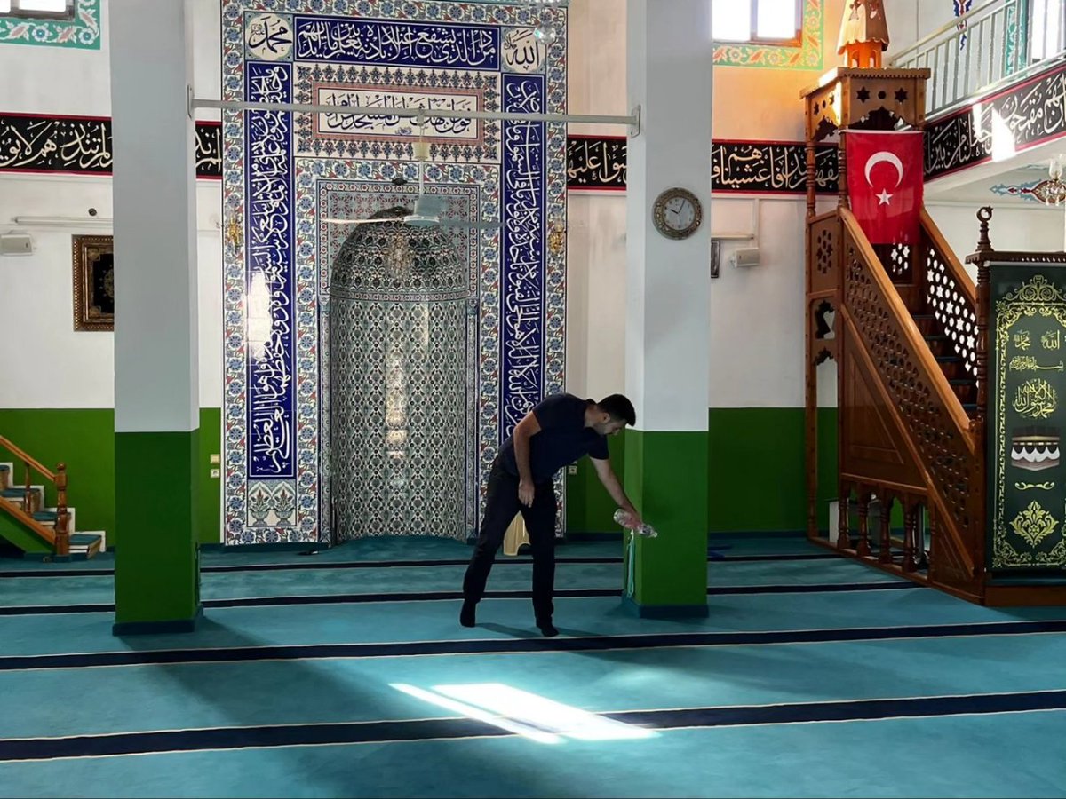Vatandaşlarımızın ibadetlerini rahat ve huzurlu bir şekilde gerçekleştirebilmeleri için de tüm camilerimizde düzenli ve özenli bir mesai yürütüyoruz. Ekiplerimiz son olarak Merkez Sanayi Fatih Camisi'nde detaylı bir temizlik yaparak cuma namazı öncesi pırıl pırıl hale getirdi. Bu