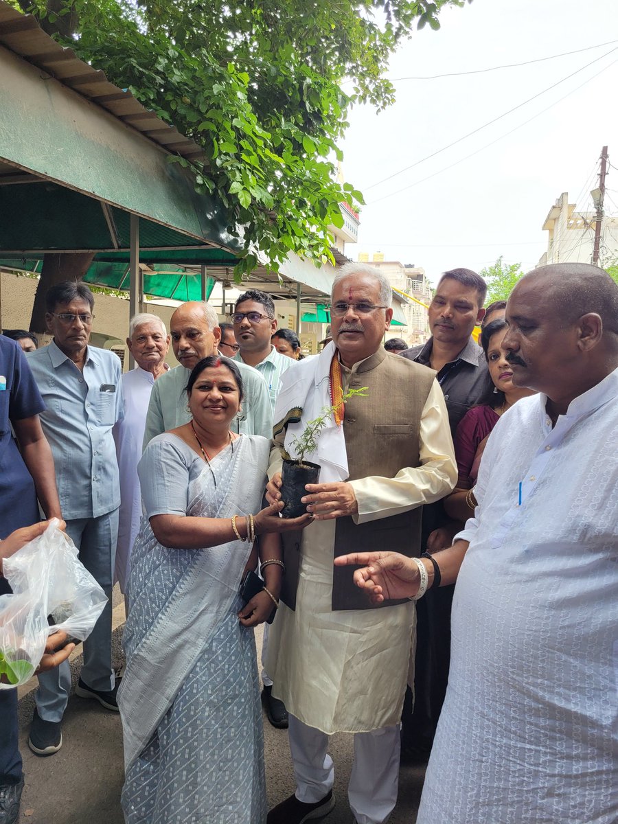 sahu1411's tweet photo. ।।मेरे नेता मेरे आदर्श माननीय पूर्व मुख्यमंत्री श्री @bhupeshbaghel जी को उनके जन्मदिन में शमी का पेड़ भेंट कर उन्हे जन्मदिन की बधाई प्रेषित किया।।
@bhupeshbaghel 
@Kshitij_Dau 
@kvc_team https://t.co/pyLxIFrp9w