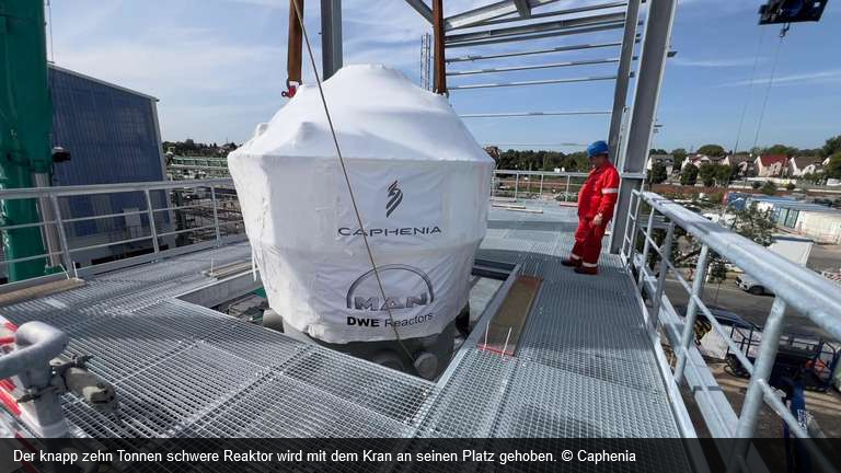 DomTHell's tweet photo. Der Reaktor - in der Test-Version vier Meter hoch und zwei Meter breit, kann 600.000 Liter synthetischen Treibstoff pro Jahr produzieren. Diese Menge soll im nächsten Schritt auf 18 Millionen Liter gesteigert werden @capheniatec
#PBtL #ReFuels #Höchst
https://t.co/bW2fq73q6s https://t.co/hC1RgkyIdc