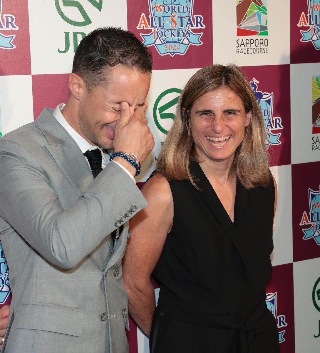 sponichi_sakata's tweet image. ワールドオールスタージョッキーズ（WASJ） 
ウェルカムセレモニーで 
#デルフィンヌ・サンチアゴ 騎手の通訳にチャレンジするもやや苦戦？の #クリストフ・ルメール 騎手 
#WASJ #サンチアゴ 騎手 #ルメール 騎手