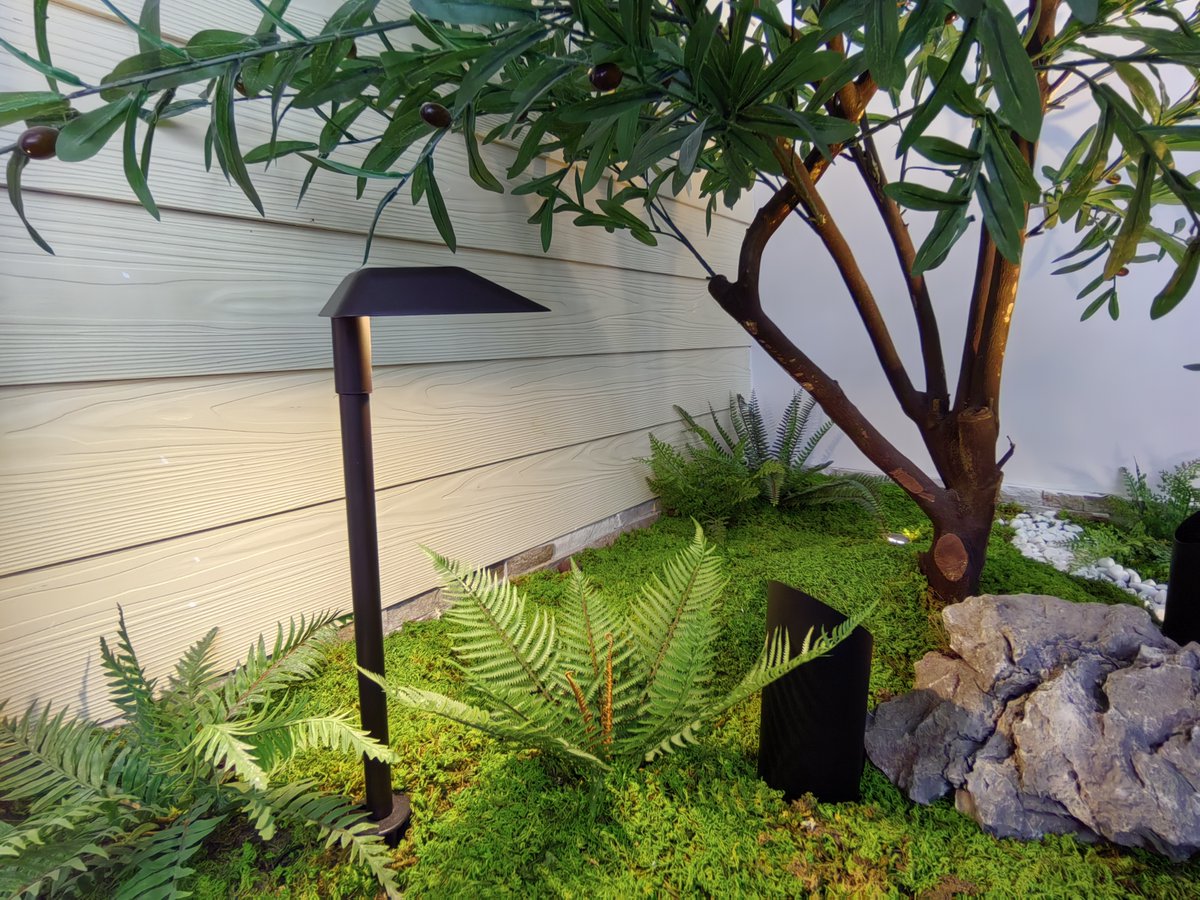 lutoutech's tweet image. Illuminate your outdoor spaces with the LT9406 Pathway Light! Made from durable die-cast aluminum, it withstands high temperatures and harsh weather thanks to IP65 waterproof. Featuring an integrated LED, it provides a long-lasting glow for your path.
#pathlight #pathwaylight