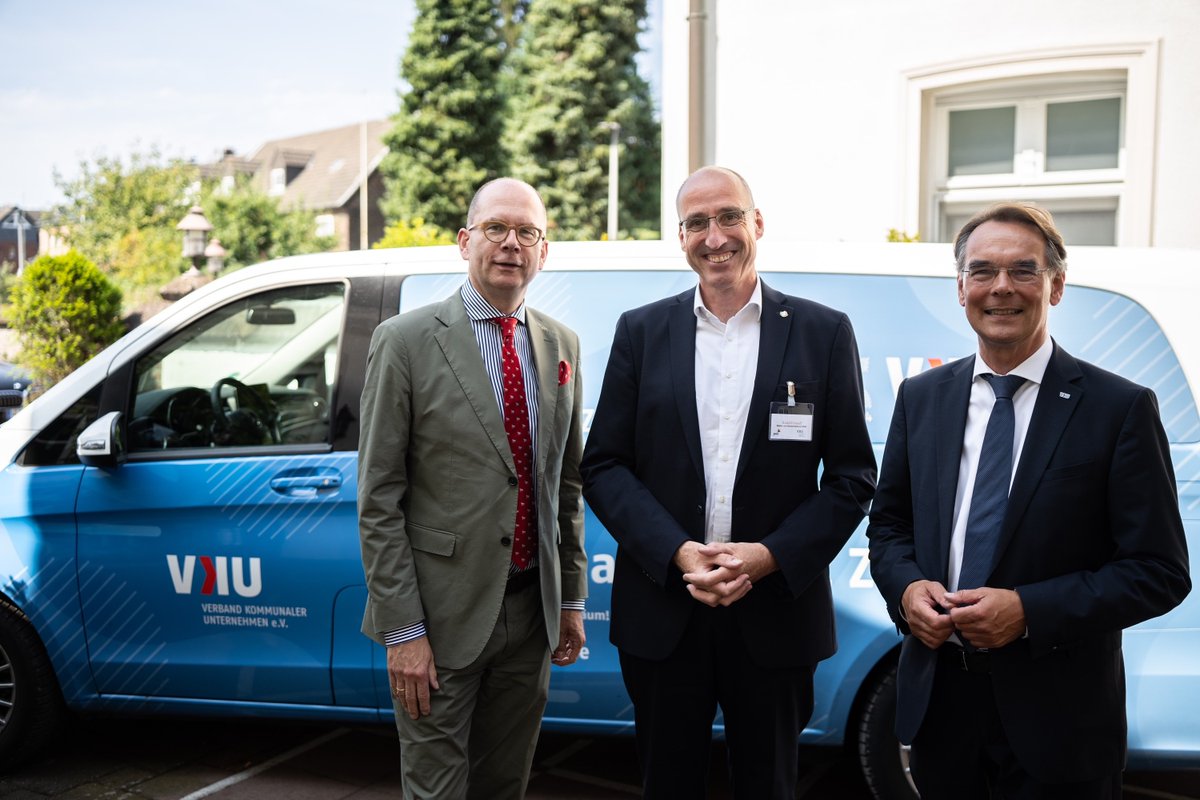 Energiewirtschaftliche Tagung des <a href="/VKUonline/">VKU</a> #NRW anlässlich seines 75jährigen Bestehens. Wir gratulieren! Christof Sommer &amp; Rudolf Graaff (Foto Mitte) sind für den StGB NRW mit dabei. Danke für den spannenden Austausch an Ingbert Liebing (r.) &amp; Carsten Liedtke (l.) vom VKU.