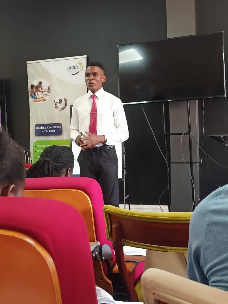 Oliveria53798's tweet photo. 🖥️ The TECH Entrepreneurship Master Class is ongoing 🥳

@MrSumic giving insights on leveraging Information Technology to boost business.

🚀 Having a team behind your startup idea can make all the difference to turn your vision into reality

 #LinkSpaceCareerAcademy https://t.co/sau1uUv7gk