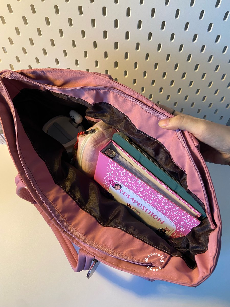anzealty's tweet photo. Yg kiri kalo diisi laptop 15 inch masih ada spacenya

Kanan kalo lagi ga bawa laptop muat tumbler, ditambah payung sm mukena juga masih muatt bangett🫶🏻 https://t.co/Ab4rFm4x0O