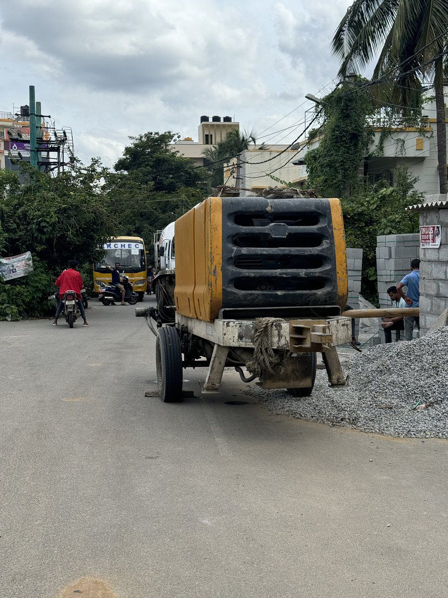 AswathiMohanpk's tweet photo. @tgpuraps @BBMPCOMM @BBMPSWMSplComm @tgpuraps requested many times to authorities, no one cares. These trucks are blocking the sidewalk. @DCPTrSouth https://t.co/W0F9wRIijV