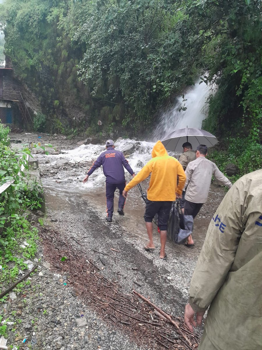starrepublicind's tweet photo. उत्तराखंड। फाटा पुलिस चौकी क्षेत्रान्तर्गत अत्यधिक बारिश के कारण उफान पर आये गधेरे के मलबे के चपेट मे आये 4 लोगो की मौत हो गई। मरने वालो में सभी नेपाली मूल के लोग थे सभी शवों को रेस्क्यू टीमों ने बरामद कर लिया।
#Kedarnath #Phata #Rain #RudraprayagPolice #UttarakhandPolice https://t.co/ZxtK6vC8lh